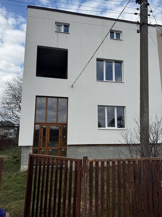 Продається цегляний спарений будинок в м. Самбір