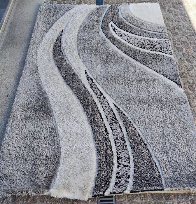 Carpete com contraste cinza/branca/preta