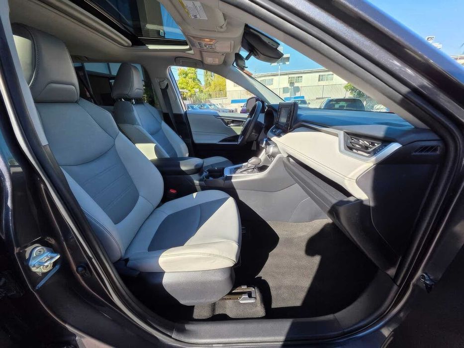 Toyota RAV4      2021