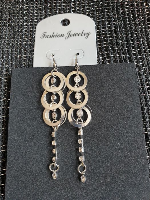 Długie wiszące kolczyki