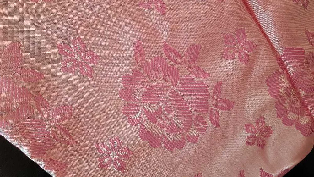 Colcha em seda, motivos florais em dois tons de rosa 195 x 150 cm