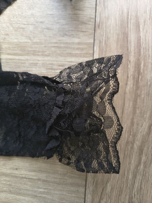 Koronkowe rękawiczki z falbanką