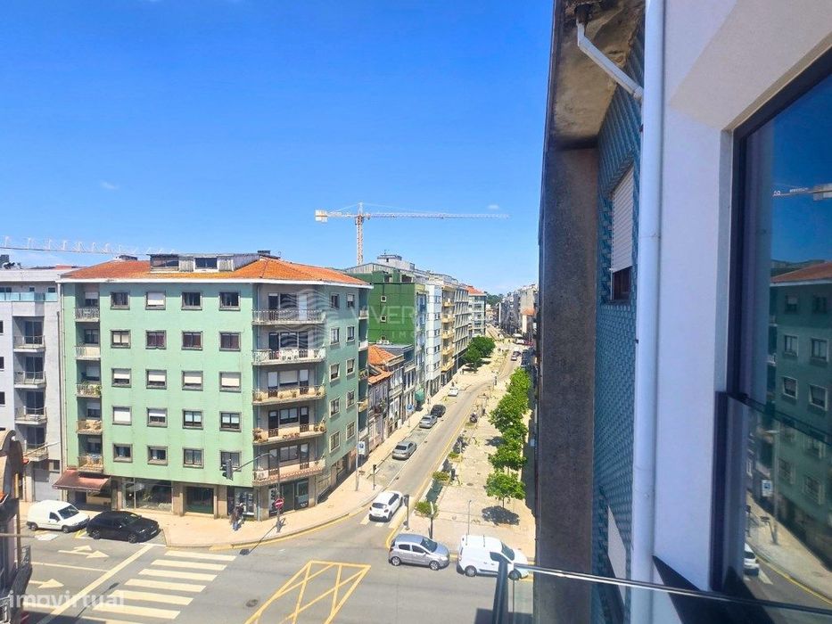 T4 Duplex Apartment with Storage Space in the Centre of Porto – 6th Floor with Elevator