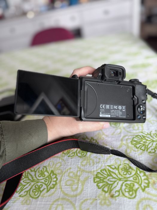 Canon EOS M50 preta + objetiva EF-M 15-45 mm IS STM preta