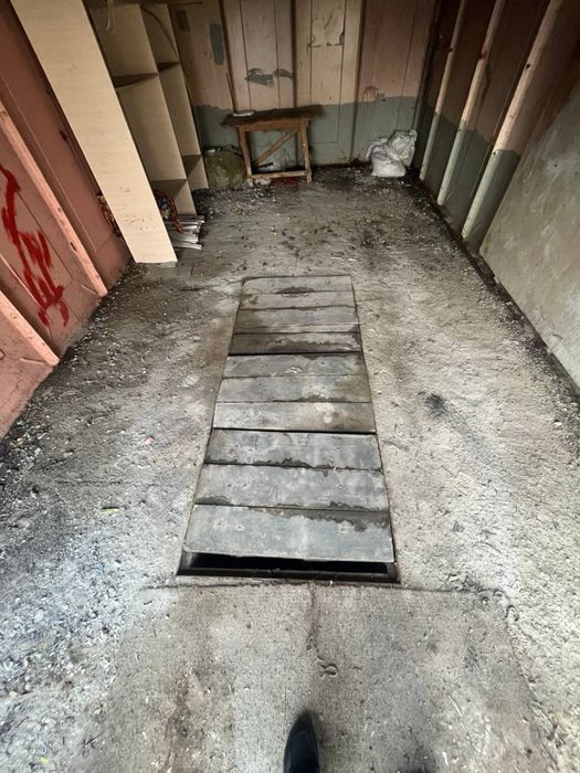 Металевий гараж біля горбатого мосту