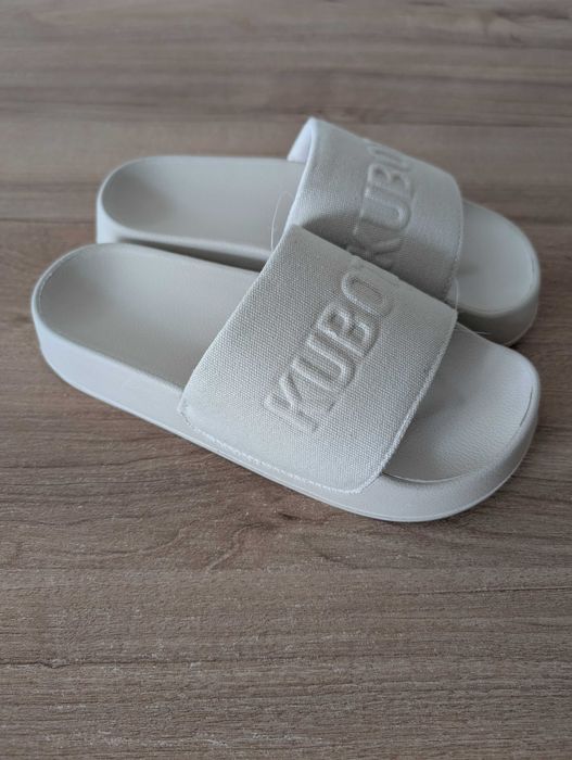 Klapki na platformie Kubota, chłodny beż