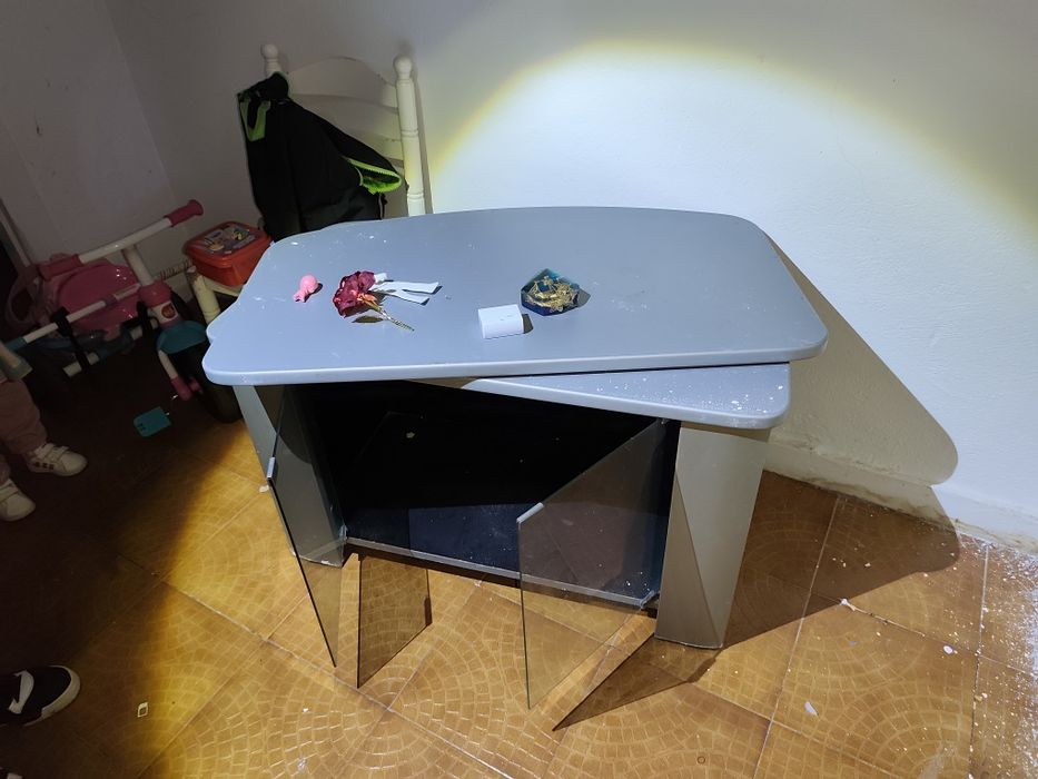 Móvel para TV metal com portas em vidro