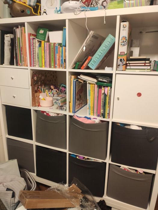 Estante kallax com pés em ferro tem 16 compartimentos