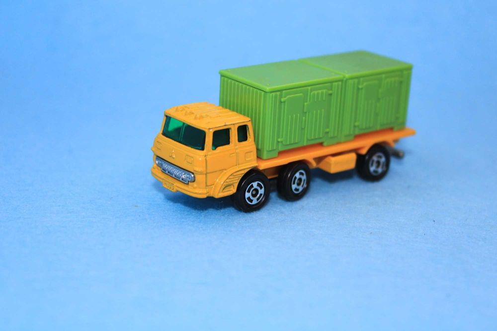 Miniatura antiga Tomica Mitsubishi Fuso