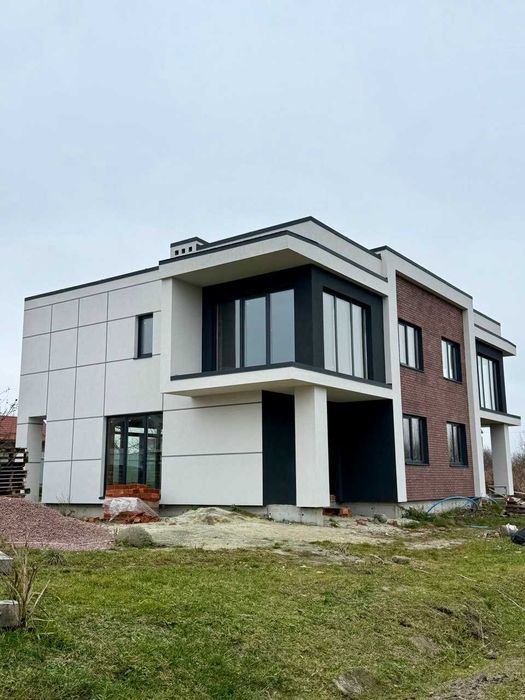 Продаж котеджу в топовій локації у м. Пустомити