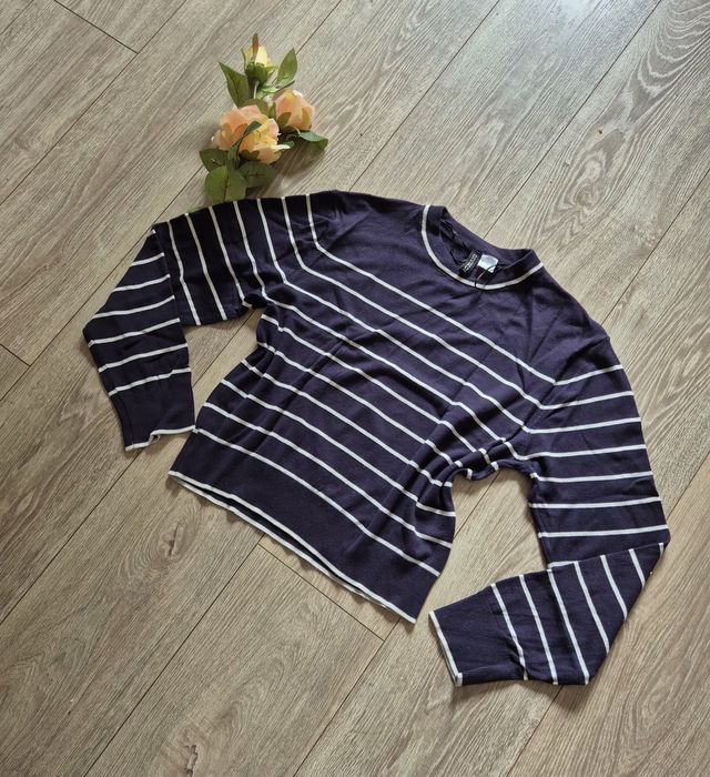 Granatowy sweter z wiskozy w paski