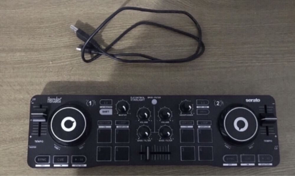 Vendo a minha mesa de DJ em ótimo estado.