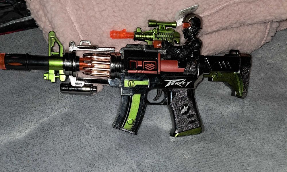 Karabin z zolnirrzem wydaje dzwieki rusza sie swieci