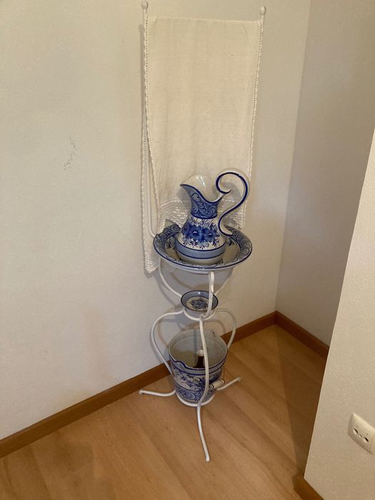 Lavatório de louça pintada à mão