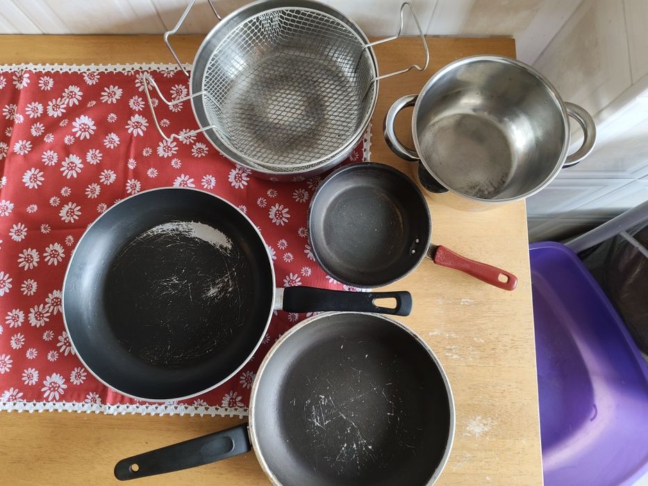 Trem cozinha com frigideiras e panelas