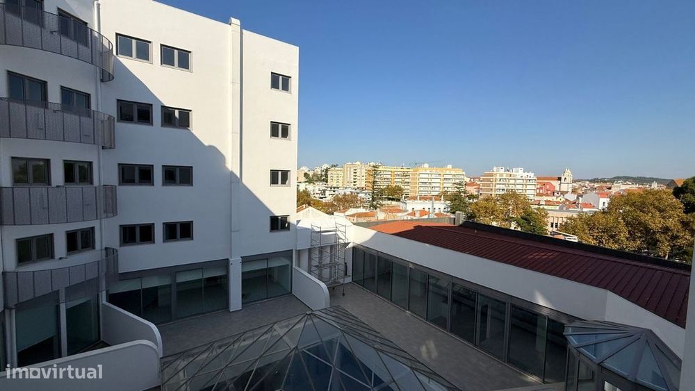 Apartamento T0 com parqueamento e vistas de mar