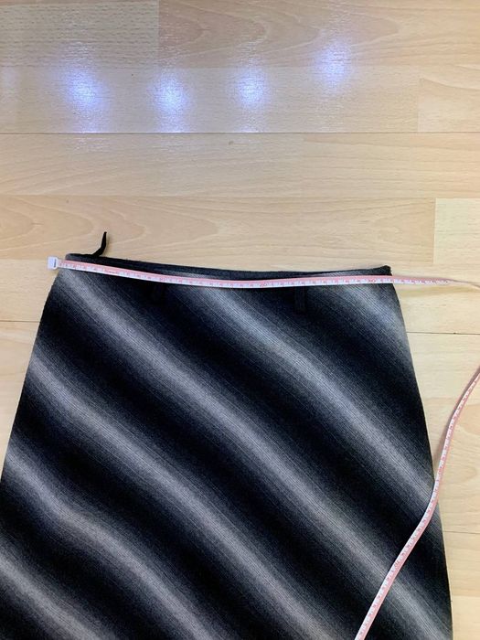 Юбка р.36 
Теплая, с подкладкой.
Состав- 95% polyester, 5% lycra
Длина