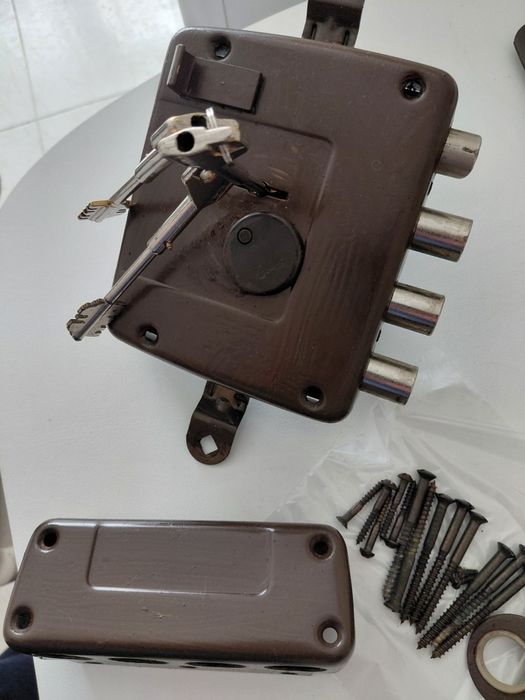 Fechadura Cisa  bom estado c/trancas 40 euros