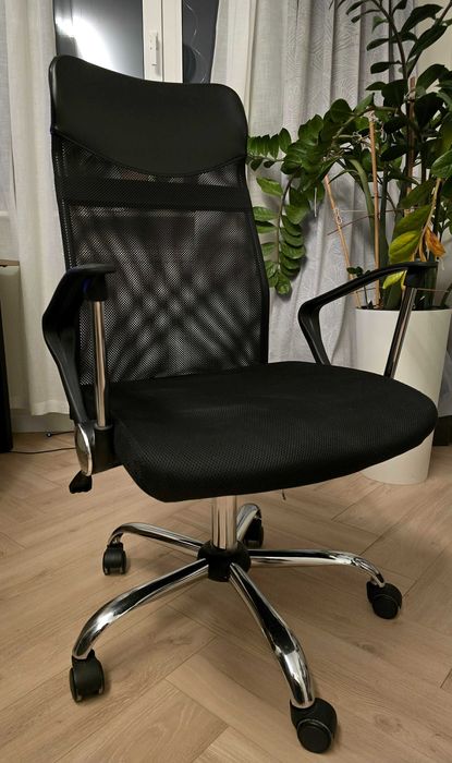 Nowoczesny fotel biurowy - czarny