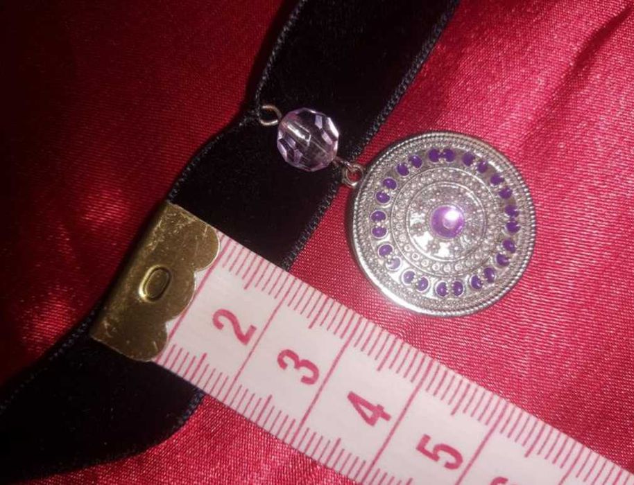Wisiorek z biżuterią typu choker