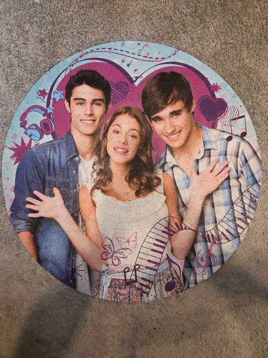Disney Violetta puzzle, książki, słuchawki, czapeczka.