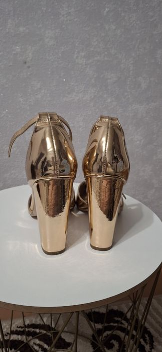 Босоніжки у відміному стані.