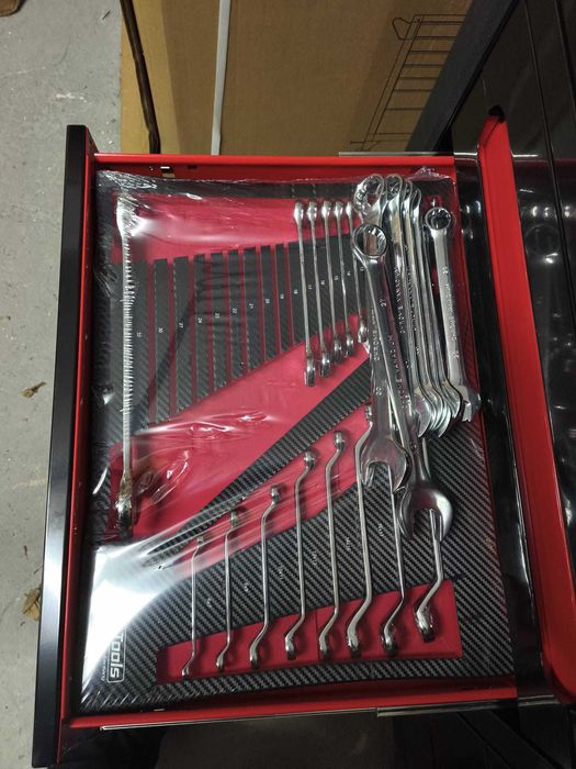 Carrinho de ferramentas com 12 gavetas 10 completas com ferramentas.