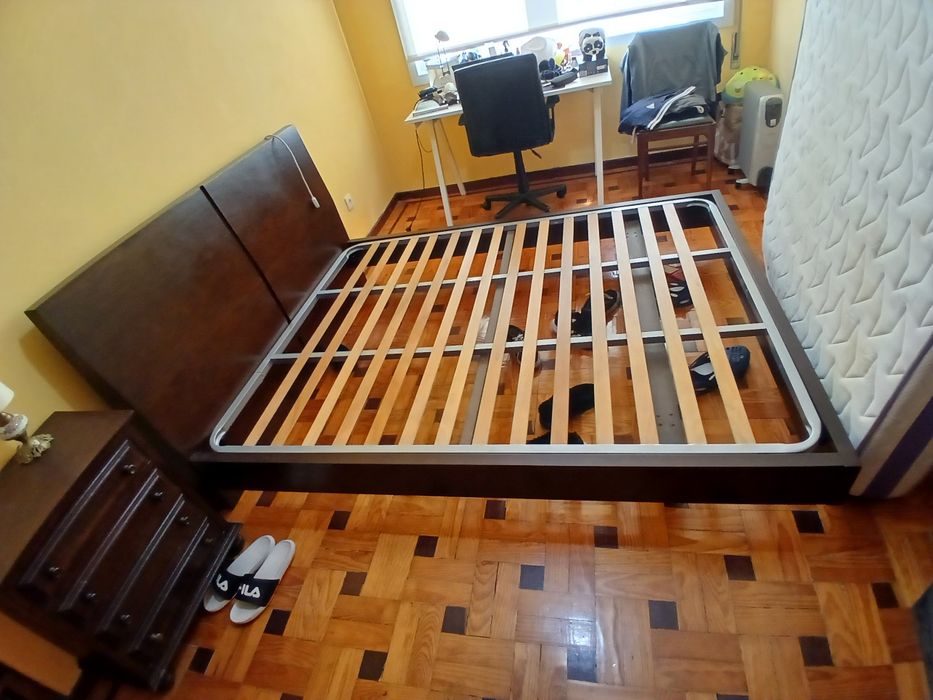 Cama casal em madeira