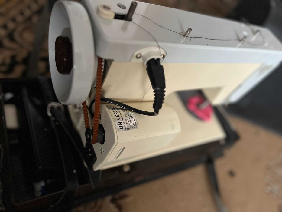 Швейна машина Чайка 142М з електроприводом та футляром-чемоданом