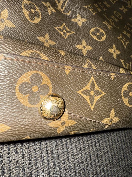 Mala Louis Vuitton com muitos detalhes