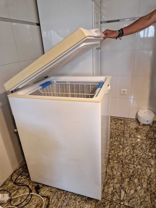 Arca congeladora vertical Whirlpool