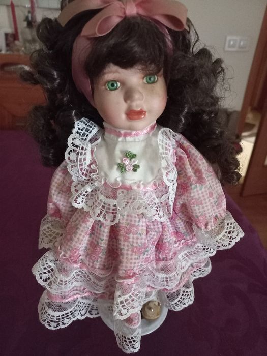 Linda boneca com o rosto em porcelana