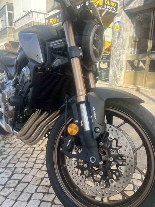 Honda CB 650 R como nova