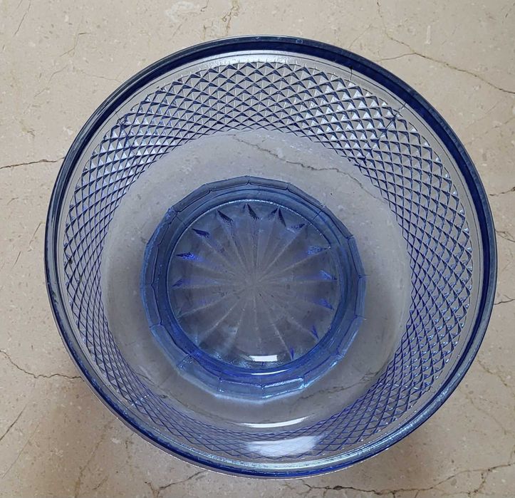 Taça de vidro azul de bicos da Vista Alegre. Em perfeito estado