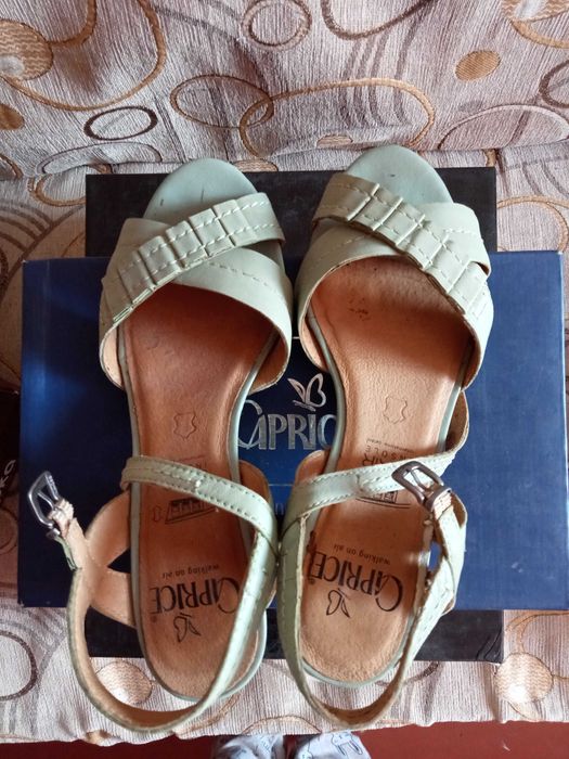 Летние босоножки на небольшом каблуке Caprice Германия, 39 размер