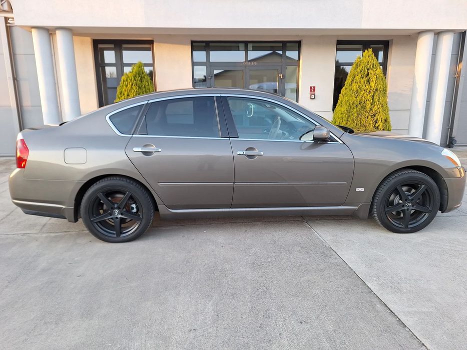 Infiniti M