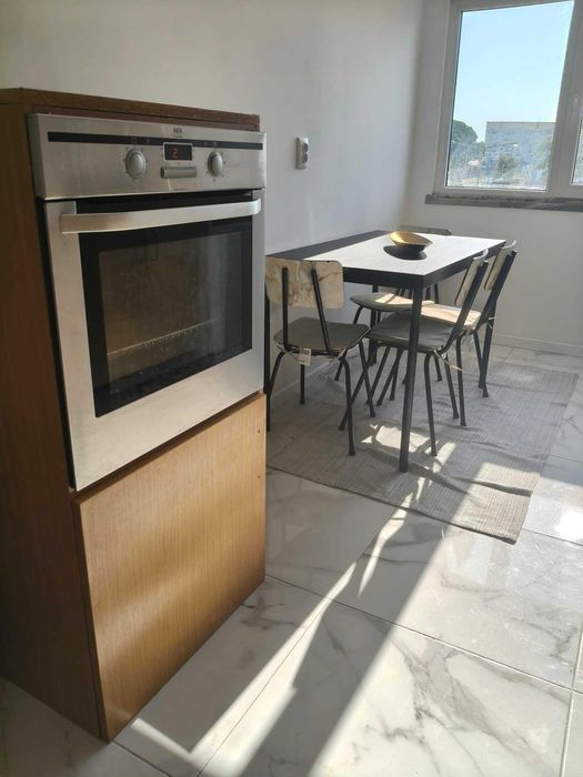 Quarto para arrendar em apt remodelado a 5min do metro para a FCT e Egas Moniz