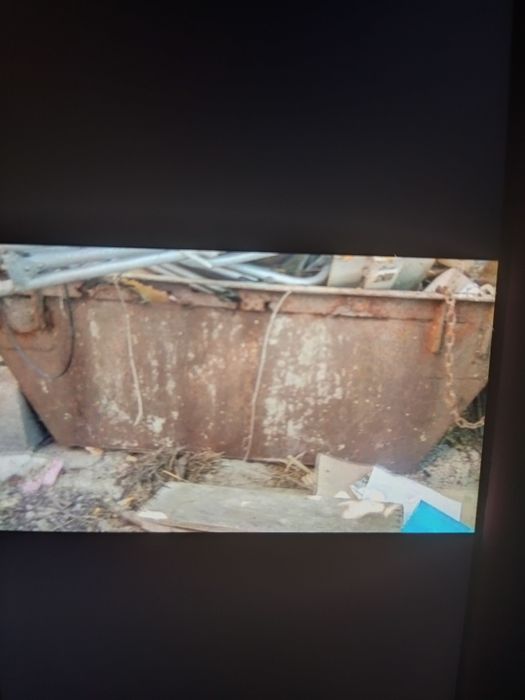 Строительная бадья , корыто , ёмкость .