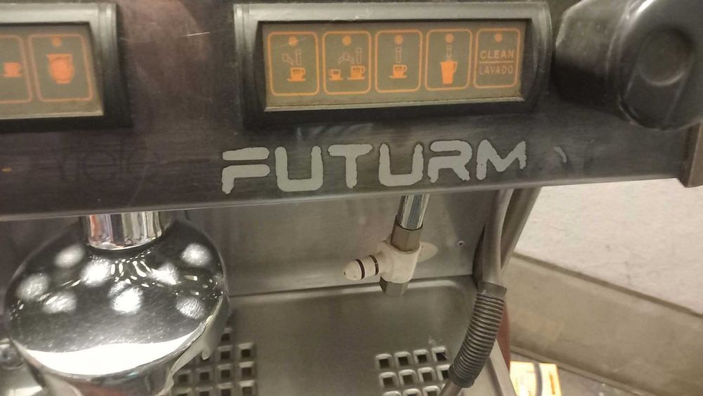 Express do kawy z młynkiem.