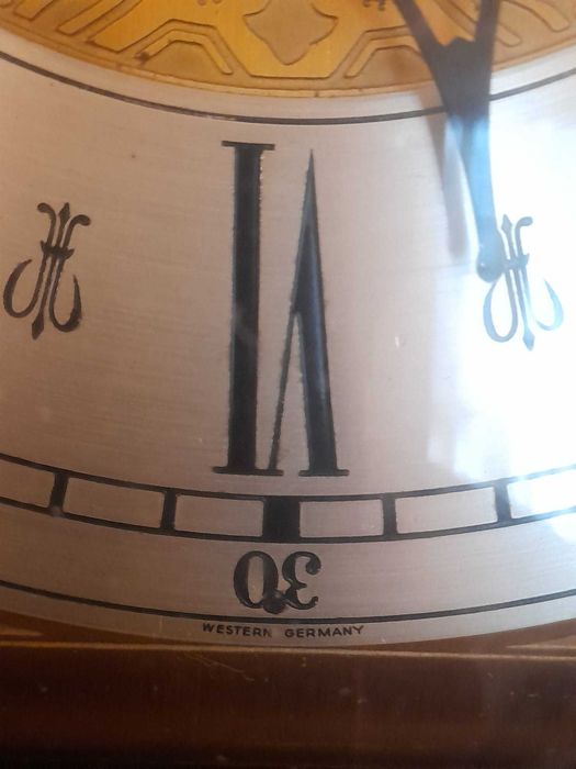 Relógio de pé alto com pêndulo