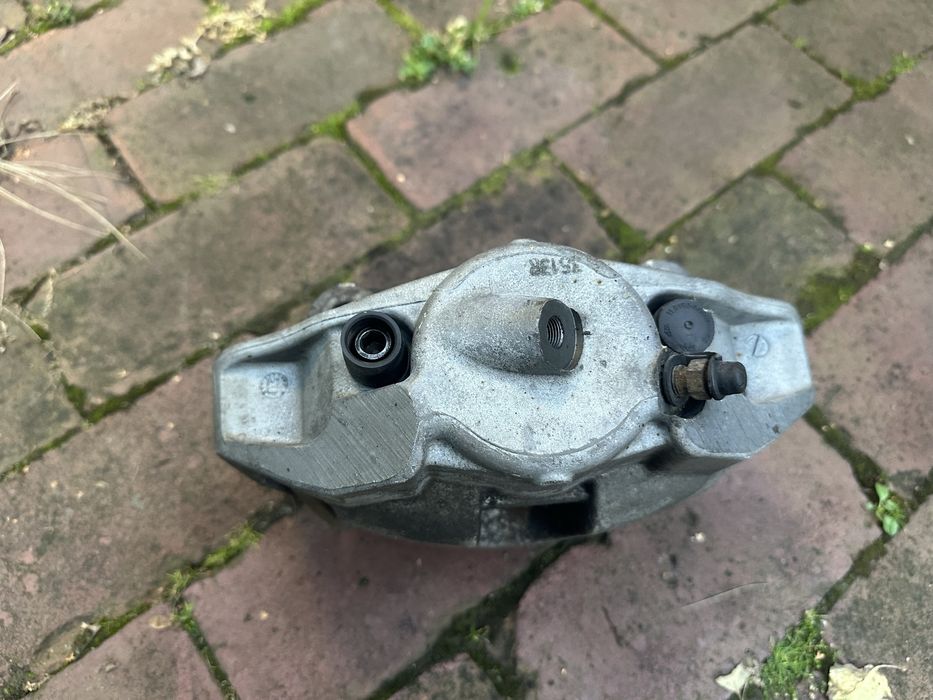 BMW E60 zacisk prawy przód 530d 60/30 324