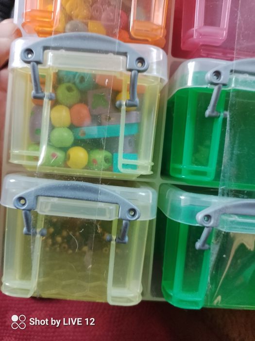 Pudełko z koralikami do tworzenia biżuterii