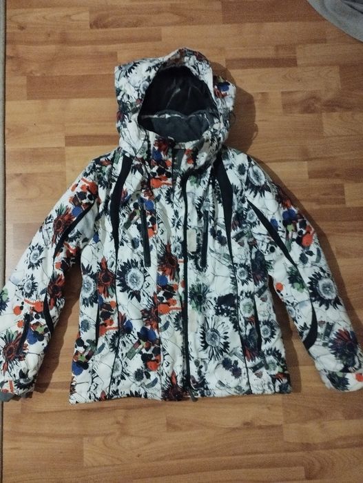 Продається лижна куртка. Стан відмінний.