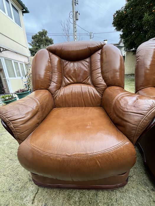Poltronas de couro verdadeiro