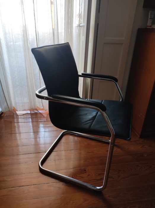 Cadeira moderna p/ escritório ou sala jantar