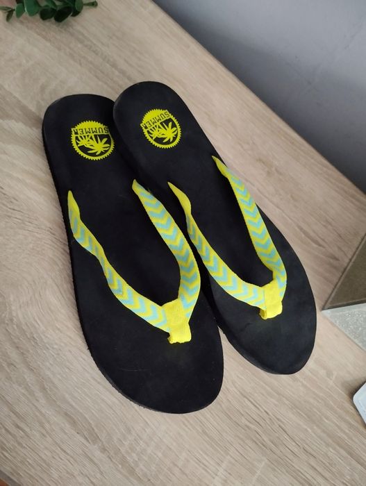 Klapki japonki z neonowymi paskami