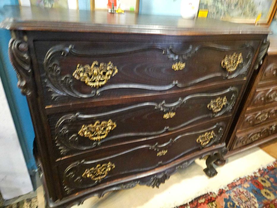 Grande cómoda antiga em madeira maciça - Muito bom