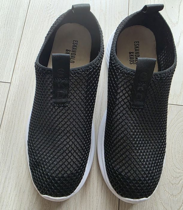 Sneakersy  z białą podeszwą marki Eskandalo & Kaos