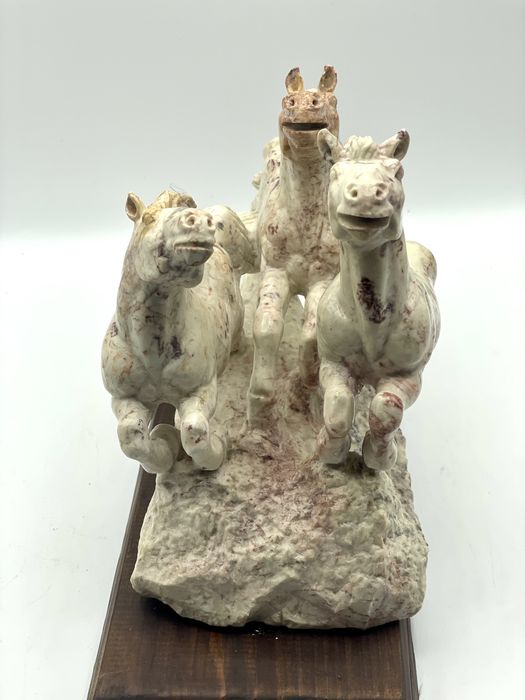 Escultura de cavalos da sorte chineses em pedra marmore