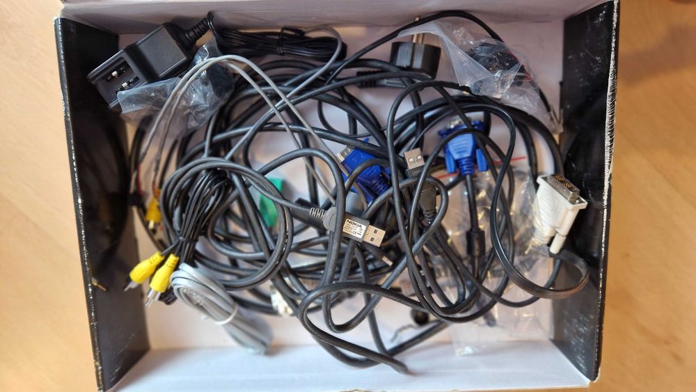 Zestaw kabli i akcesoriów komputerowych / AV – VGA, USB, RCA, DVI, zasilacz